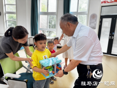张银良看望融合教育幼儿园的特殊儿童