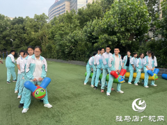 “心灵奇旅”助减压 欢声笑语迎中考