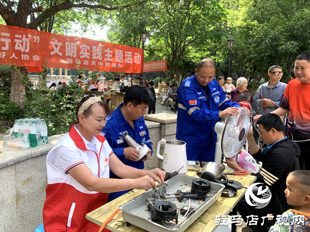 驻马店经济开发区红十字天中救援队开展便民服务进社区活动