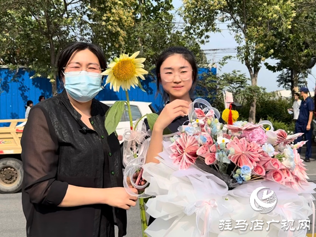 驻马店：高考结束 亲友“花式”迎接暖心满满