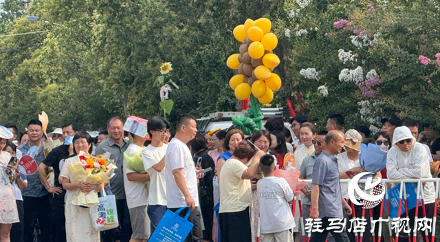 驻马店：高考结束 亲友“花式”迎接暖心满满