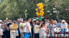 驻马店：高考结束 亲友“花式”迎接暖心满满