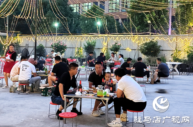 驻马店市市场监管局经济开发区分局突击抽检夜市烧烤店
