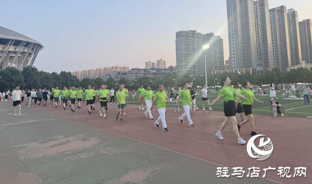 百人踏歌燃动天中夏夜！驻马店健步团走出健身新潮流