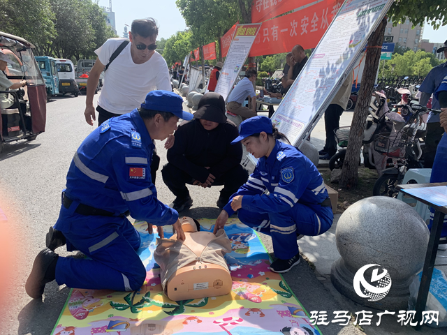驻马店天中救援队街头“开课” 市民争学安全“救命招”