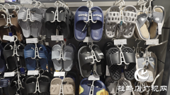 夏日街头&ldquo;凉拖经济&rdquo;爆火！洞洞鞋销量激增