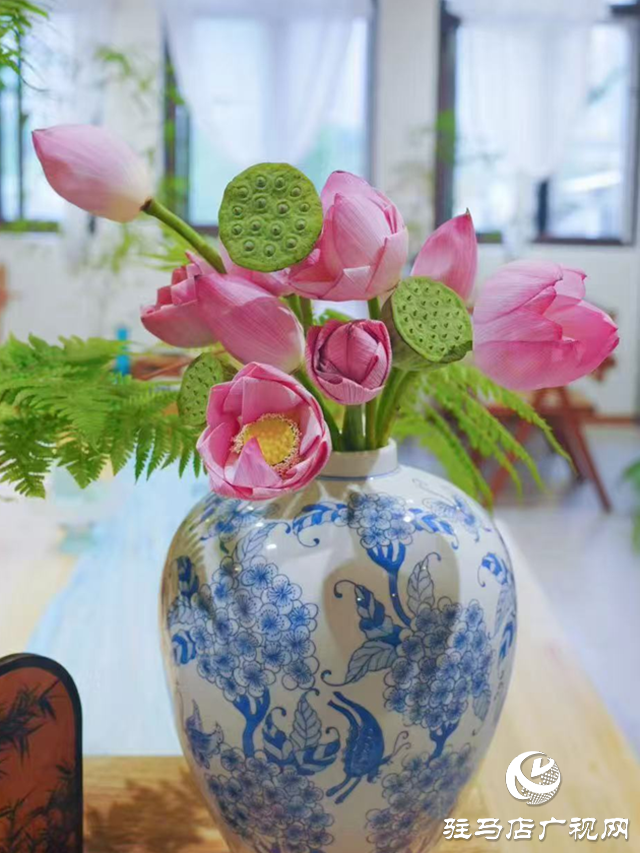 夏季鲜切花热销 荷花莲蓬迎销售高峰