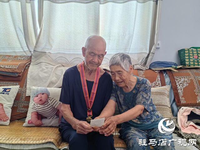 烽火老兵忆峥嵘：两枚党徽映照不变初心