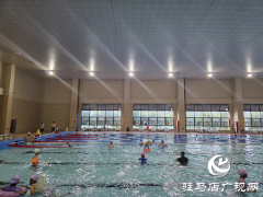 夏日消暑热潮来袭 游泳馆成为市民清凉打卡地