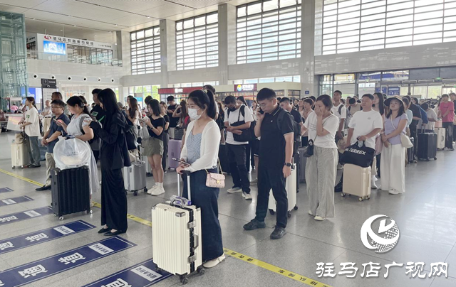 驻马店车务段:护航“火热”暑运 打造“清凉”夏旅
