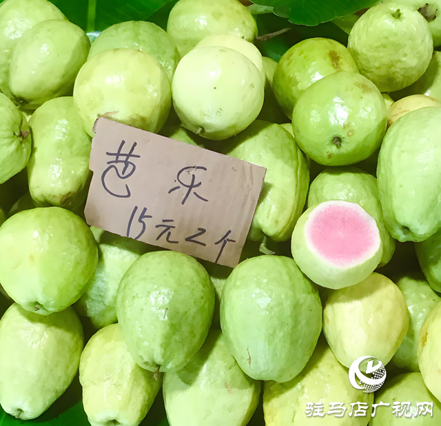 驻马店：芭乐水果热卖 夏日“果”然火爆