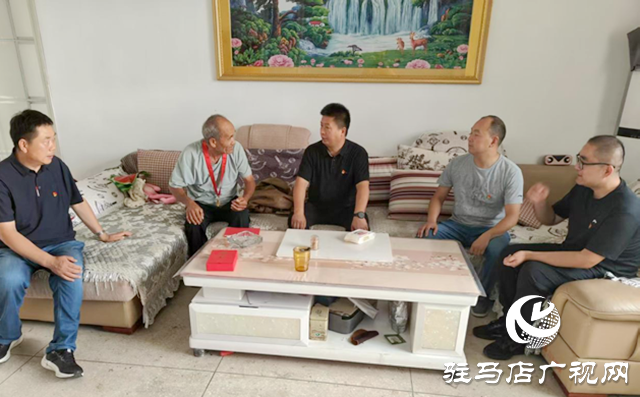 驿城区胡庙乡开展“七一”走访慰问“光荣在党50年”老党员活动