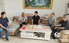 驿城区胡庙乡开展“七一”走访慰问“光荣在党50年”老党员活动