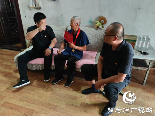 驿城区胡庙乡开展“七一”走访慰问“光荣在党50年”老党员活动