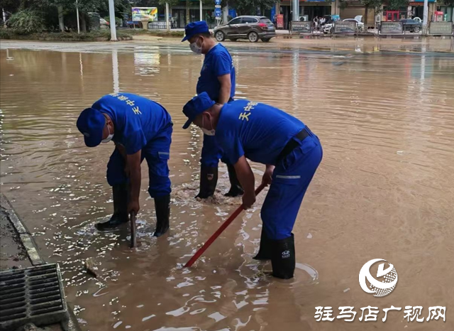 深腰雨靴踏泥泞 天中赤子护榕江