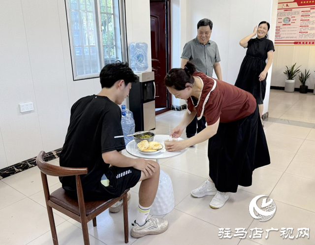 暖心收留骑行大学生 热饭留宿传递人间温情
