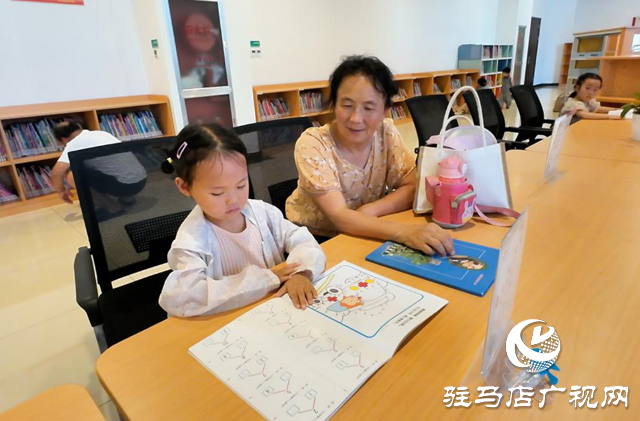 正阳县:暑假掀起读书“热” 图书馆里书香浓