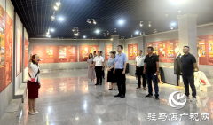 驿城区统一战线成员参观台湾光复80周年图片展