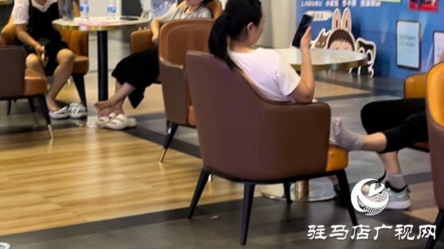 夏季公众场合纳凉 但请别让文明“中暑”
