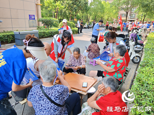 多方联动进社区 织密防诈“保护网”
