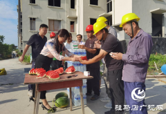 解暑中药香飘工地 爱心义诊情暖夕阳
