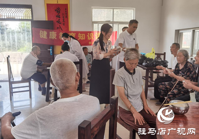 解暑中药香飘工地 爱心义诊情暖夕阳