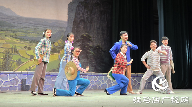 中原文化大舞台上演《朝阳沟》 经典豫剧引驻马店观众共鸣