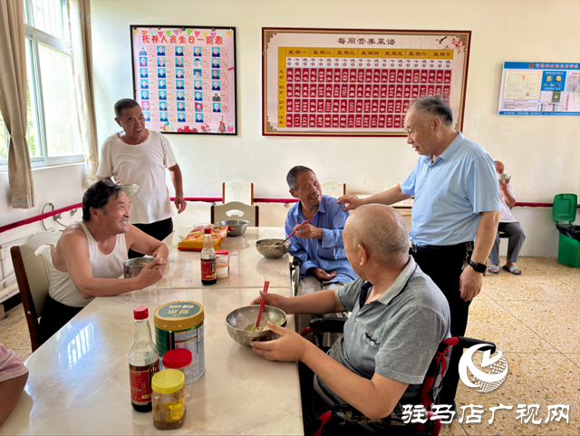 张银良看望残疾职工和托养残疾人