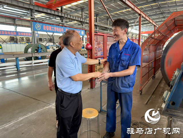 张银良看望残疾职工和托养残疾人