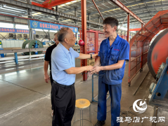 张银良看望残疾职工和托养残疾人
