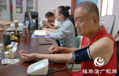 小区免费送健康 居民感受夏日清凉
