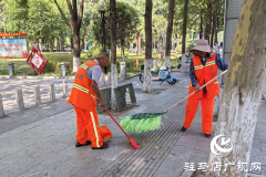 驻马店环卫工人用汗水守护城市“颜值”