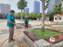 应对高温“烤”验 驻马店园林工人精细养护守护城市生态