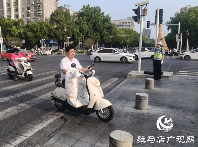 高温“烤”验下的坚守 驻马店交警一线保畅通