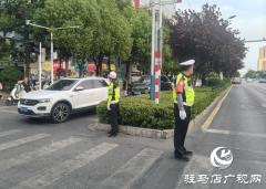 高温“烤”验下的坚守 驻马店交警一线保畅通
