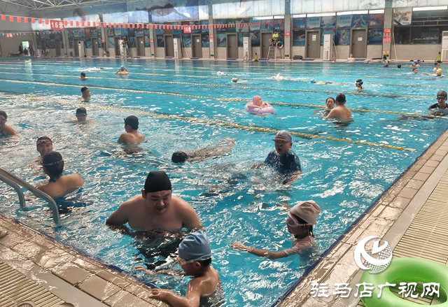 夏日高温持续 游泳馆成市民消暑“打卡地”