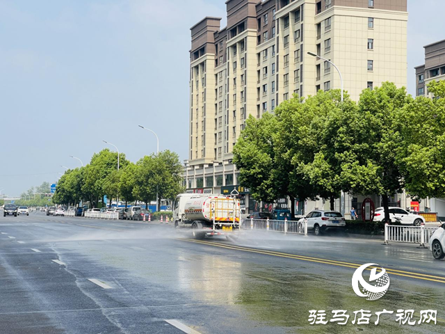 驿城区:高温“烤”验下 洒水车全力守护城市清凉