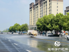 驿城区：高温&ldquo;烤&rdquo;验下 洒水车全力守护城市清凉