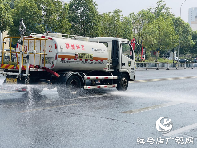驿城区:高温“烤”验下 洒水车全力守护城市清凉