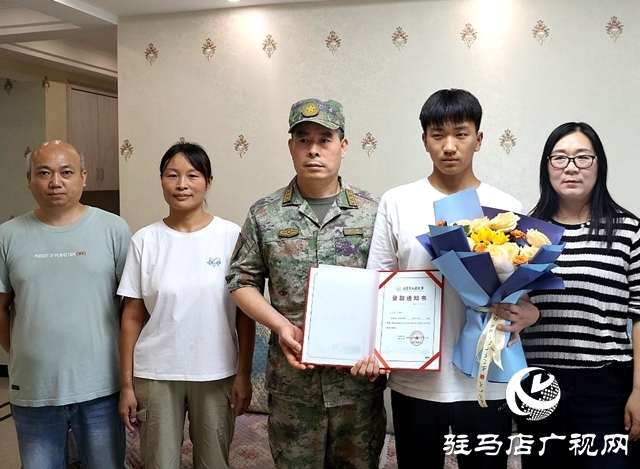 携笔从戎·青春报国——军地联合为确山学子送达军校录取通知书