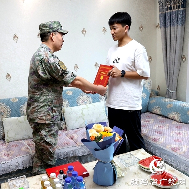 携笔从戎·青春报国——军地联合为确山学子送达军校录取通知书