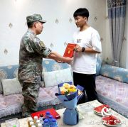 军地联合为确山学子送达军校录取通知书