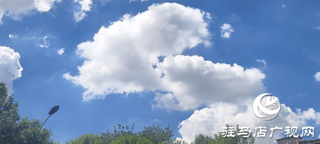 晴空万里映初心 蓝天白云绘新卷