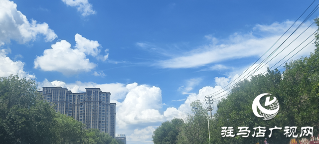 晴空万里映初心 蓝天白云绘新卷