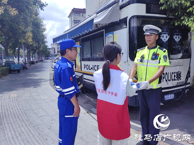 爱心企业携手救援队 高温下守护“城市英雄”