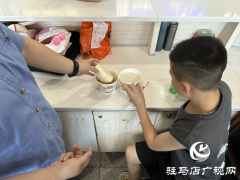 高铁站内幼童误下车  驻马店西站上演暖心救助