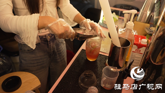 传统消暑饮品带动夜市经济的蓬勃发展