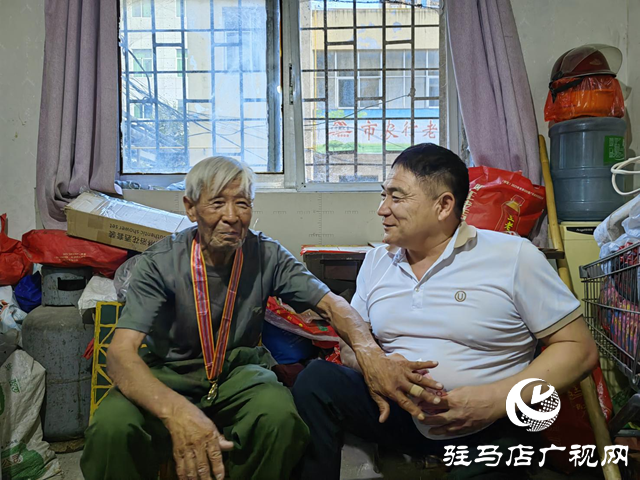 中国好人何文礼慰问抗美援朝老兵
