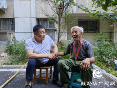 中国好人何文礼慰问抗美援朝老兵