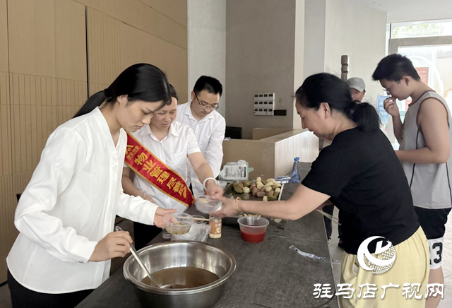 社区银幕亮起“邻里暖”